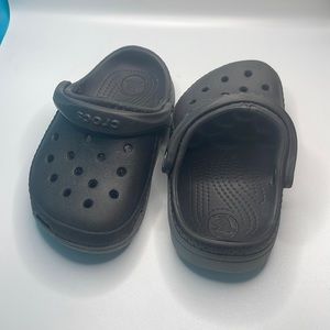 Gray kids toddlers size 6 crocs great condition with marshmallow height boost